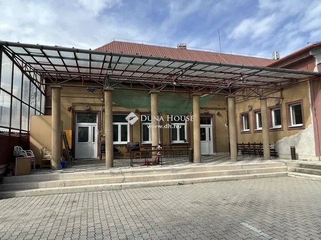 Eladó kereskedelmi és ipari ingatlan Budapest XXI. kerület, Királyerdő 1000 nm