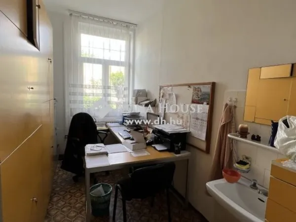 Eladó kereskedelmi és ipari ingatlan Budapest XXI. kerület, Királyerdő 1000 nm