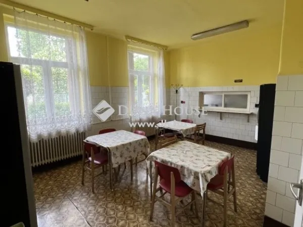 Eladó kereskedelmi és ipari ingatlan Budapest XXI. kerület, Királyerdő 1000 nm