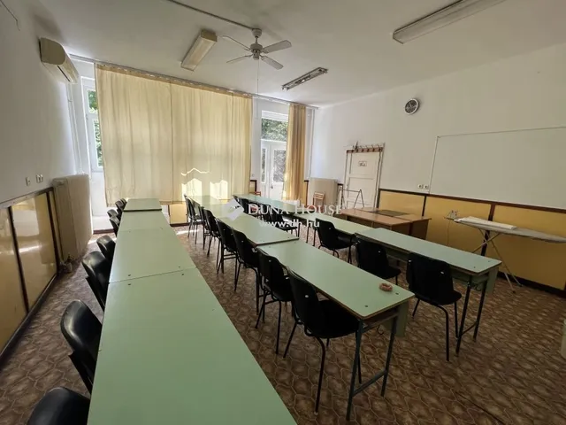 Eladó kereskedelmi és ipari ingatlan Budapest XXI. kerület, Királyerdő 1000 nm