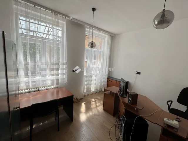 Eladó kereskedelmi és ipari ingatlan Budapest XXI. kerület, Királyerdő 1000 nm