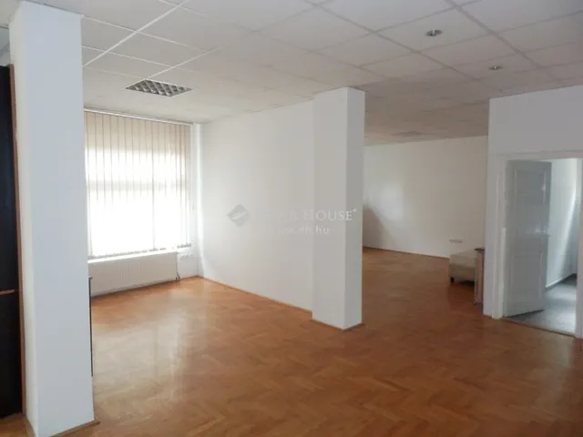 Eladó kereskedelmi és ipari ingatlan Budapest XI. kerület, Sasad-Sashegy XI. ker. 169 nm