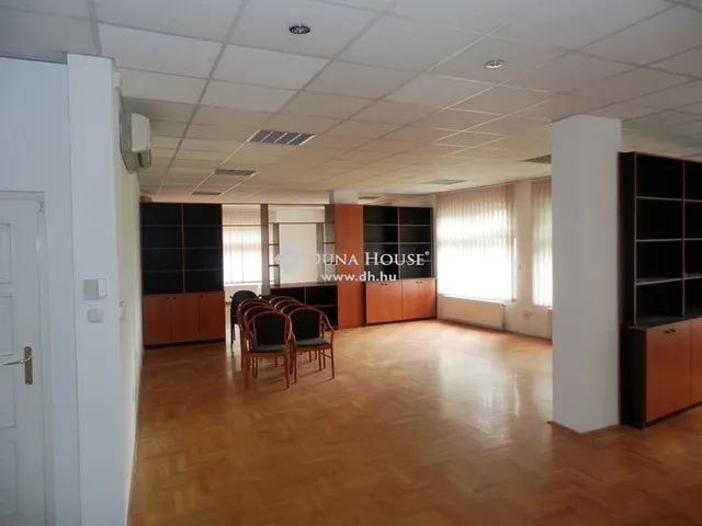 Eladó kereskedelmi és ipari ingatlan Budapest XI. kerület, Sasad-Sashegy XI. ker. 169 nm