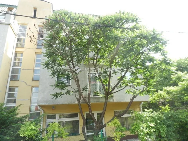 Eladó kereskedelmi és ipari ingatlan Budapest XI. kerület, Sasad-Sashegy XI. ker. 169 nm