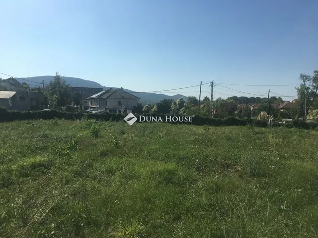 Eladó telek Üröm 1600 nm