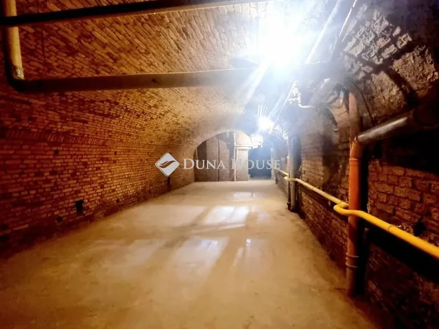 Eladó kereskedelmi és ipari ingatlan Budapest IX. kerület 220 nm