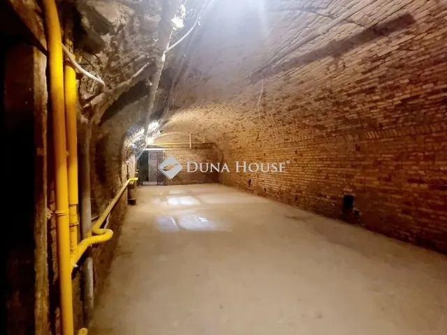 Eladó kereskedelmi és ipari ingatlan Budapest IX. kerület 220 nm