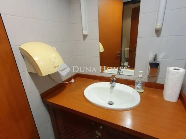 Eladó kereskedelmi és ipari ingatlan Budapest IV. kerület, Újpest 75 nm