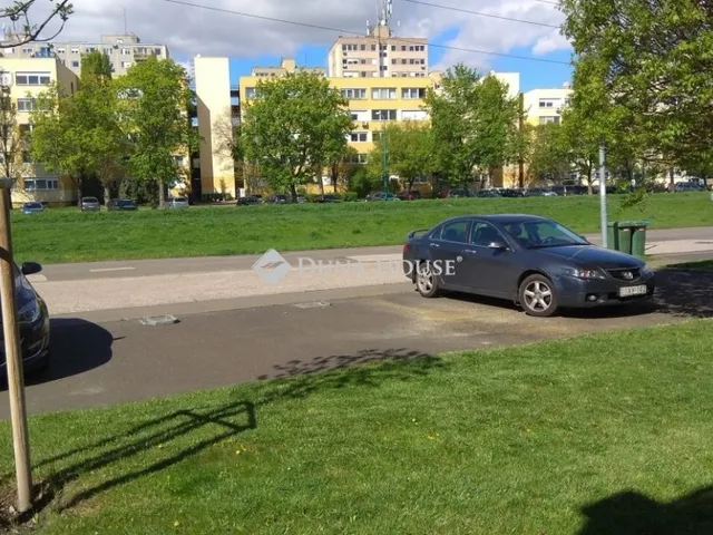 Eladó kereskedelmi és ipari ingatlan Budapest XIV. kerület 273 nm