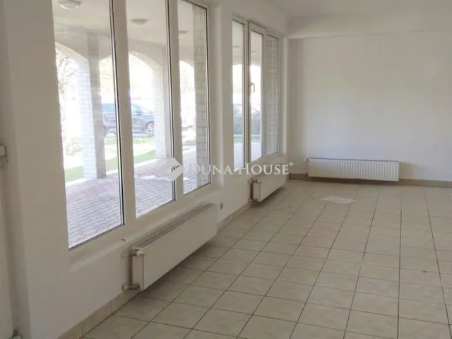 Eladó kereskedelmi és ipari ingatlan Budapest XIV. kerület 273 nm