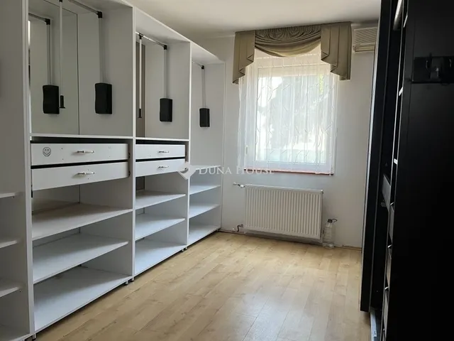 Eladó ház Budapest XXI. kerület, Királyerdő 320 nm