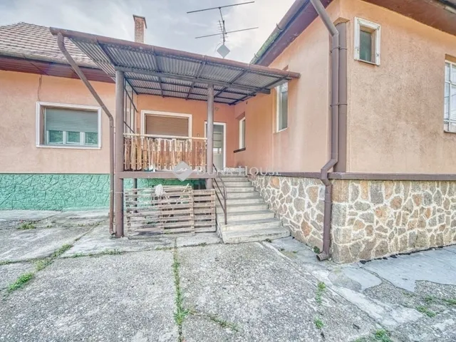 Eladó ház Budapest XVI. kerület 211 nm