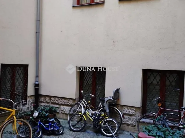 Eladó kereskedelmi és ipari ingatlan Budapest VI. kerület 186 nm