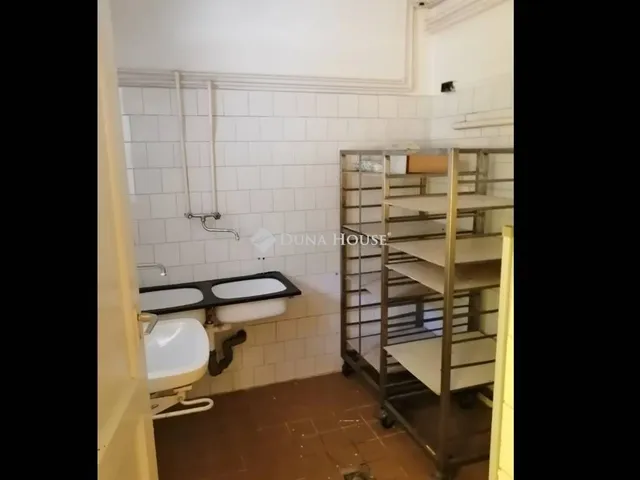Eladó kereskedelmi és ipari ingatlan Bag 1200 nm