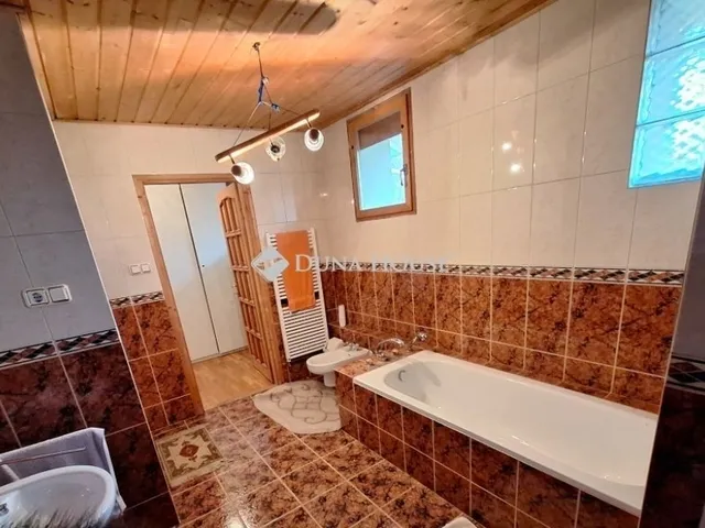 Eladó ház Tök 291 nm