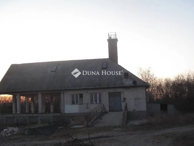 Eladó kereskedelmi és ipari ingatlan Sződ 800 nm