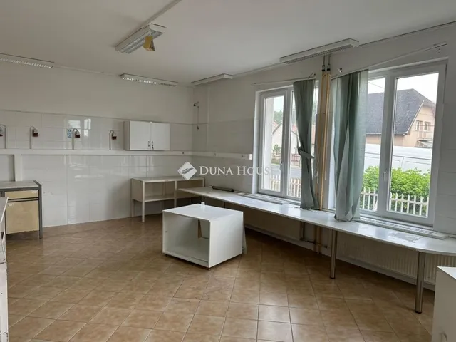 Eladó kereskedelmi és ipari ingatlan Kerepes 600 nm