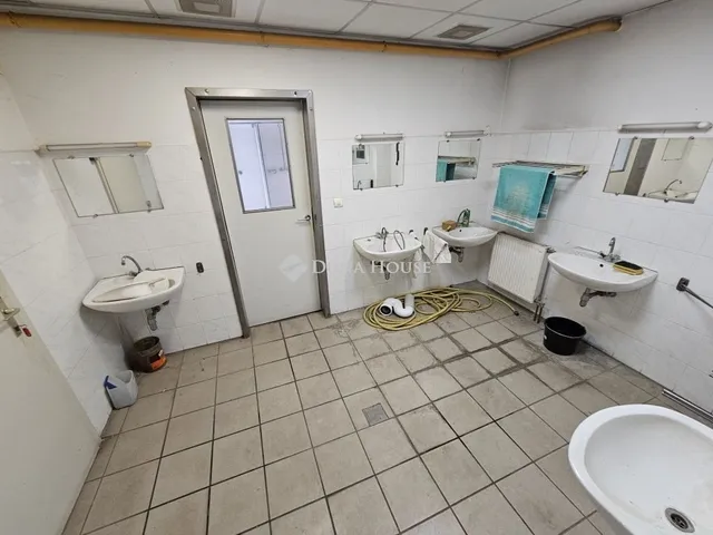 Eladó kereskedelmi és ipari ingatlan Budapest XXII. kerület 1960 nm