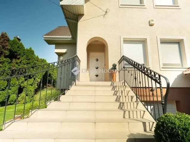 Eladó ház Halásztelek 305 nm