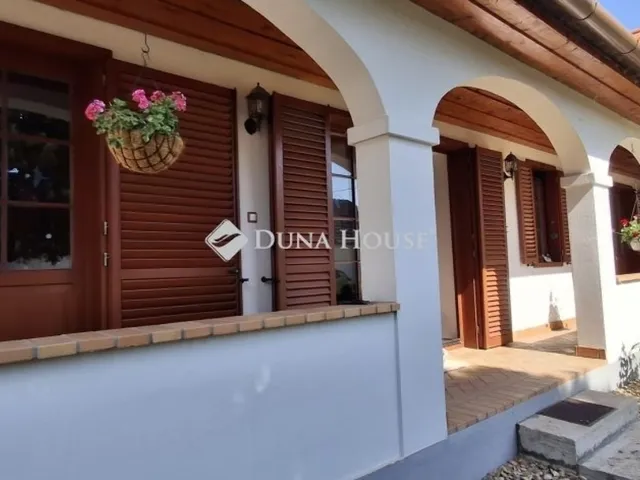 Eladó ház Kisoroszi 191 nm