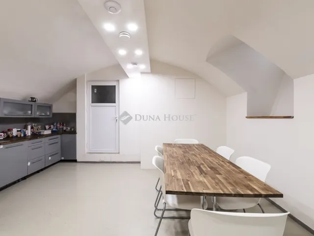 Eladó kereskedelmi és ipari ingatlan Budapest VI. kerület 220 nm