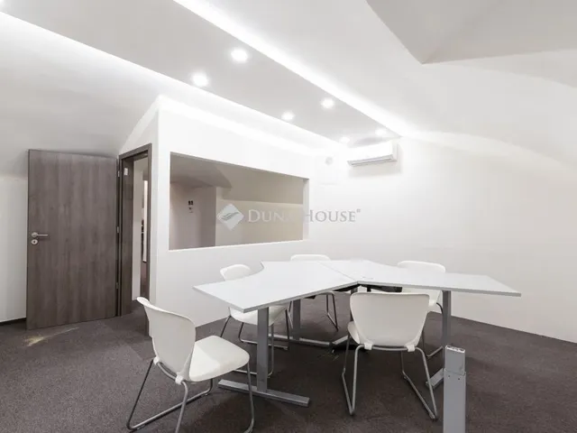 Eladó kereskedelmi és ipari ingatlan Budapest VI. kerület 220 nm