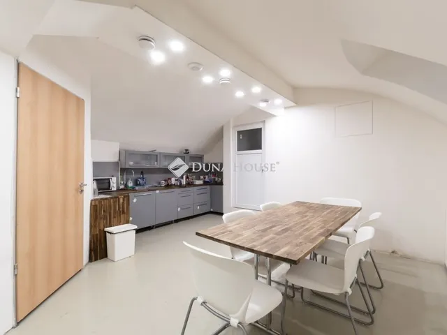 Eladó kereskedelmi és ipari ingatlan Budapest VI. kerület 220 nm