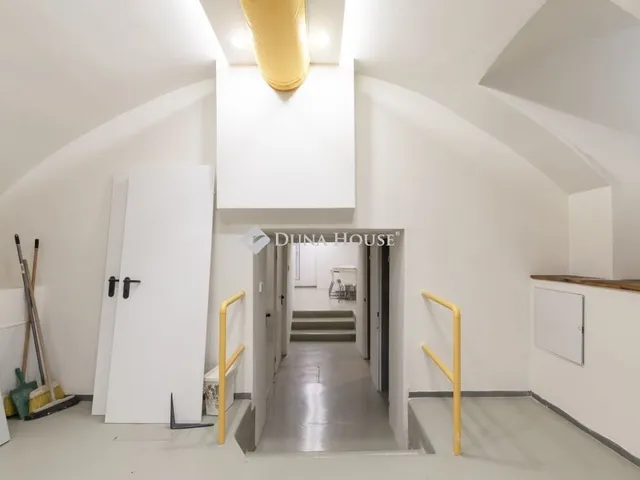 Eladó kereskedelmi és ipari ingatlan Budapest VI. kerület 220 nm