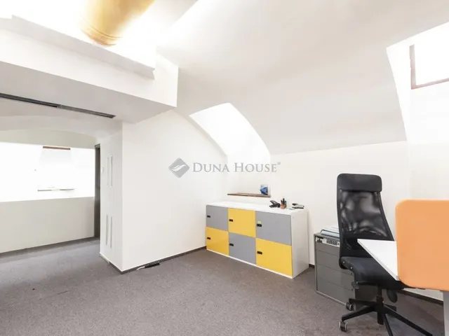 Eladó kereskedelmi és ipari ingatlan Budapest VI. kerület 220 nm