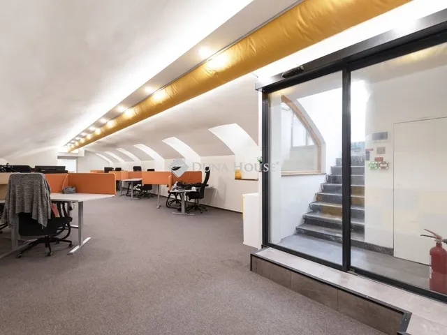 Eladó kereskedelmi és ipari ingatlan Budapest VI. kerület 220 nm