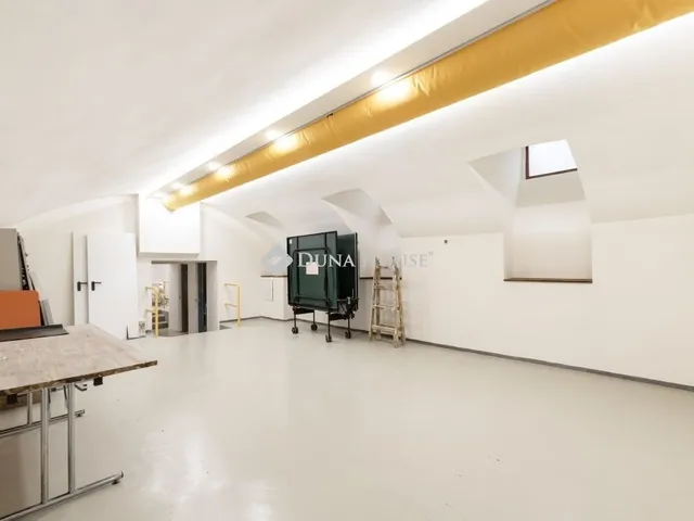 Eladó kereskedelmi és ipari ingatlan Budapest VI. kerület 220 nm