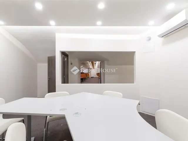 Eladó kereskedelmi és ipari ingatlan Budapest VI. kerület 220 nm