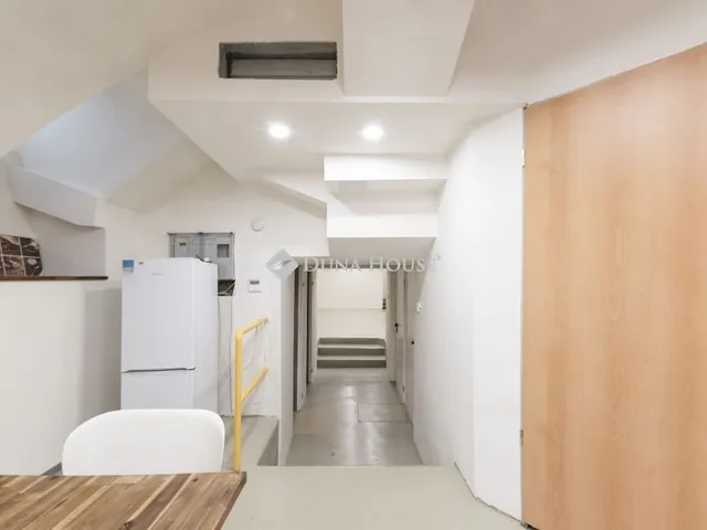 Eladó kereskedelmi és ipari ingatlan Budapest VI. kerület 220 nm