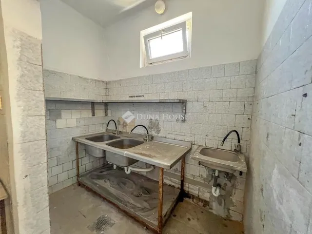 Eladó kereskedelmi és ipari ingatlan Budapest XX. kerület 142 nm