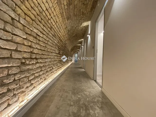 Eladó kereskedelmi és ipari ingatlan Budapest VI. kerület 252 nm