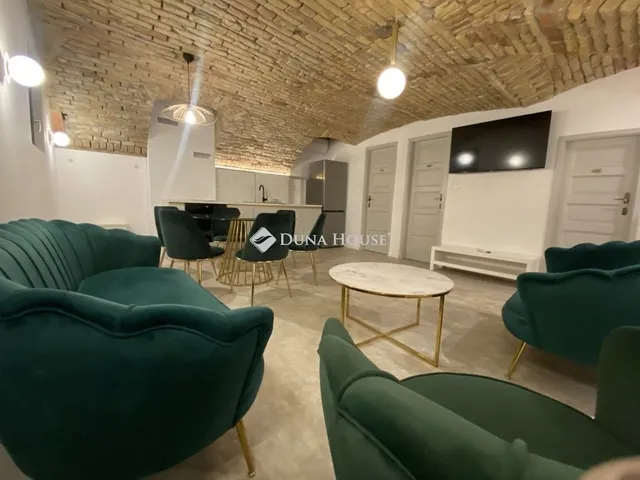 Eladó kereskedelmi és ipari ingatlan Budapest VI. kerület 252 nm