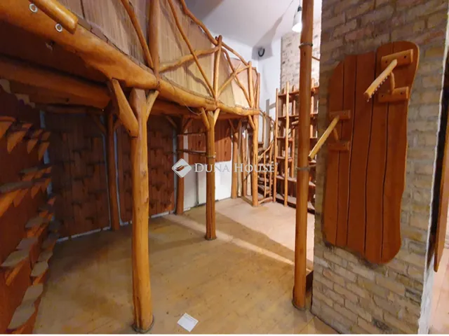 Eladó kereskedelmi és ipari ingatlan Budapest VI. kerület, Nagykörúton belüli terület 75 nm