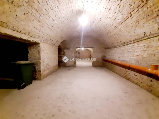 Eladó kereskedelmi és ipari ingatlan Budapest VI. kerület, Nagykörúton kívüli terület 309 nm