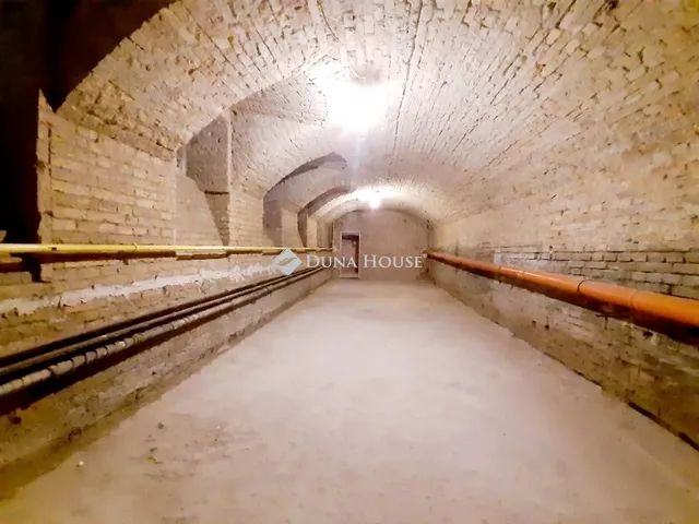 Eladó kereskedelmi és ipari ingatlan Budapest VI. kerület, Nagykörúton kívüli terület 309 nm