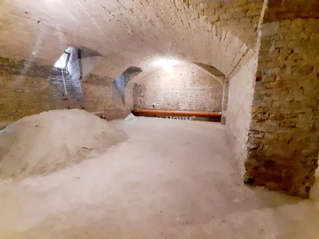 Eladó kereskedelmi és ipari ingatlan Budapest VI. kerület, Nagykörúton kívüli terület 309 nm