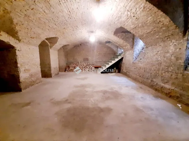 Eladó kereskedelmi és ipari ingatlan Budapest VI. kerület, Nagykörúton kívüli terület 309 nm