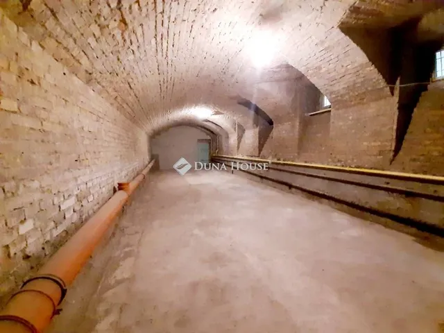 Eladó kereskedelmi és ipari ingatlan Budapest VI. kerület, Nagykörúton kívüli terület 309 nm