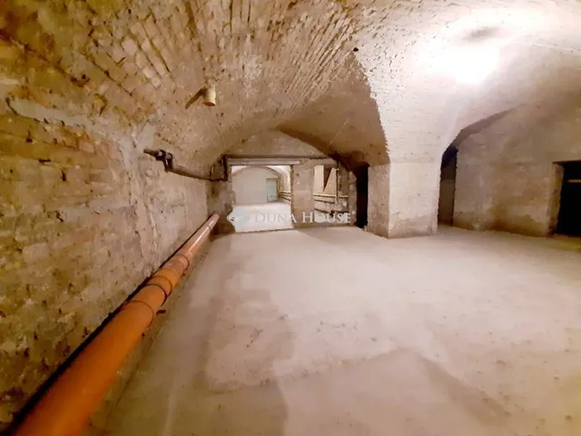 Eladó kereskedelmi és ipari ingatlan Budapest VI. kerület, Nagykörúton kívüli terület 309 nm
