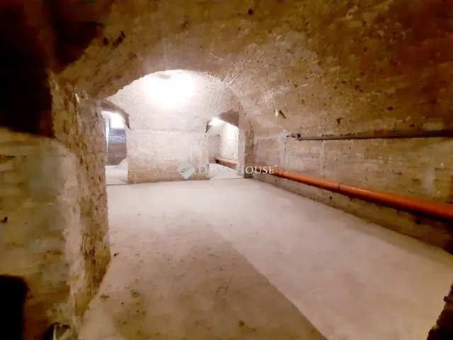 Eladó kereskedelmi és ipari ingatlan Budapest VI. kerület, Nagykörúton kívüli terület 309 nm