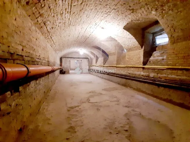 Eladó kereskedelmi és ipari ingatlan Budapest VI. kerület, Nagykörúton kívüli terület 309 nm