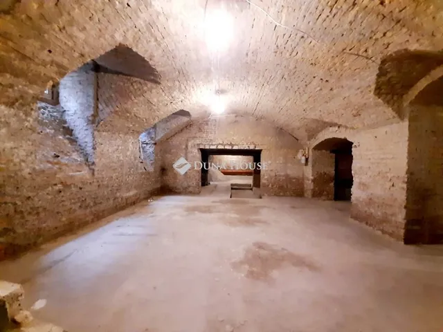 Eladó kereskedelmi és ipari ingatlan Budapest VI. kerület, Nagykörúton kívüli terület 309 nm