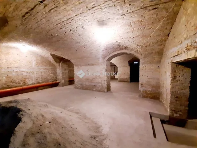 Eladó kereskedelmi és ipari ingatlan Budapest VI. kerület, Nagykörúton kívüli terület 309 nm