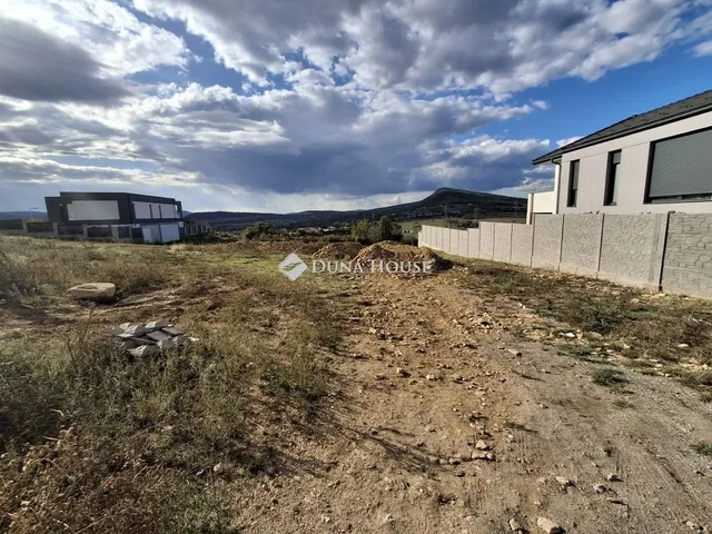 Eladó telek Üröm 3662 nm