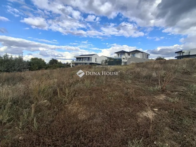 Eladó telek Üröm 3662 nm