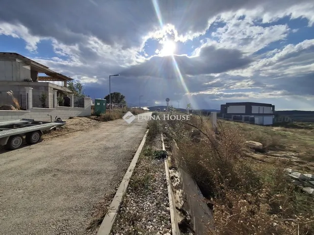 Eladó telek Üröm 3662 nm